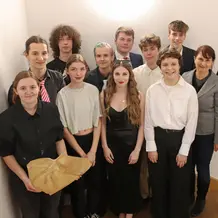Die Schülerinnen und Schüler des P-Seminars mit (v.r.) ihrem Lehrer Johannes Wild, Schulleiter Christof Neumayr und der Leiterin des Jura-Museums, PD Dr. Christina Ifrim.