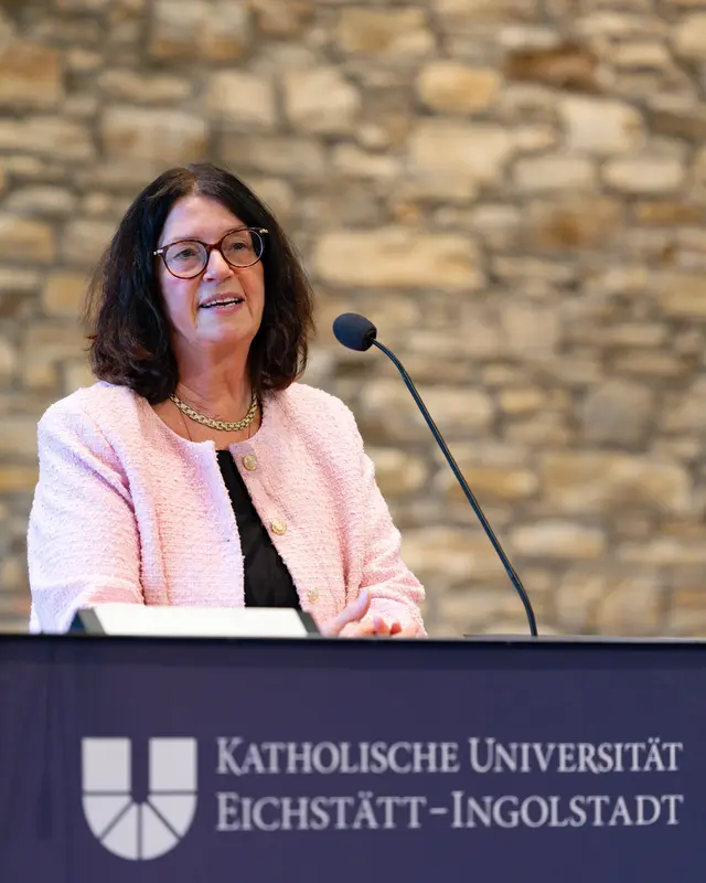 KU-Präsidentin Gabriele Gien begrüßt die Erstsemester