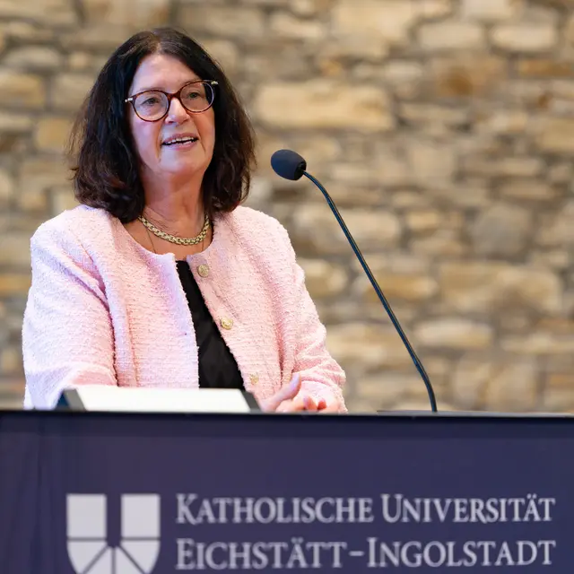 KU-Präsidentin Gabriele Gien begrüßt die Erstsemester