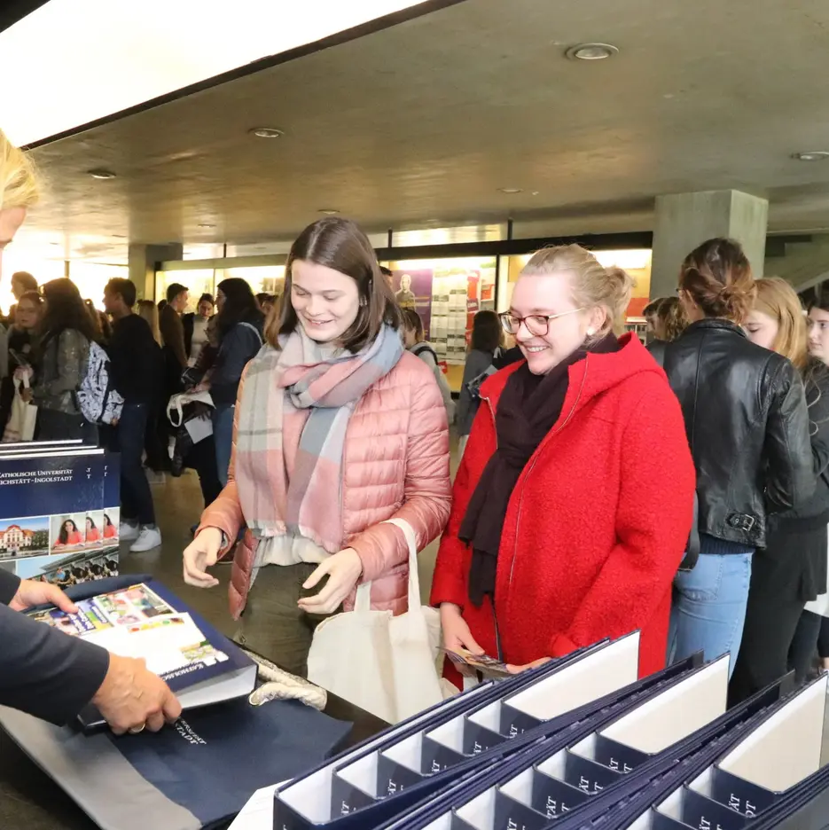 Zum Start an der KU erhielten die neuen Studierenden Willkommensgeschenke von Universität und dem Studentischen Konvent.