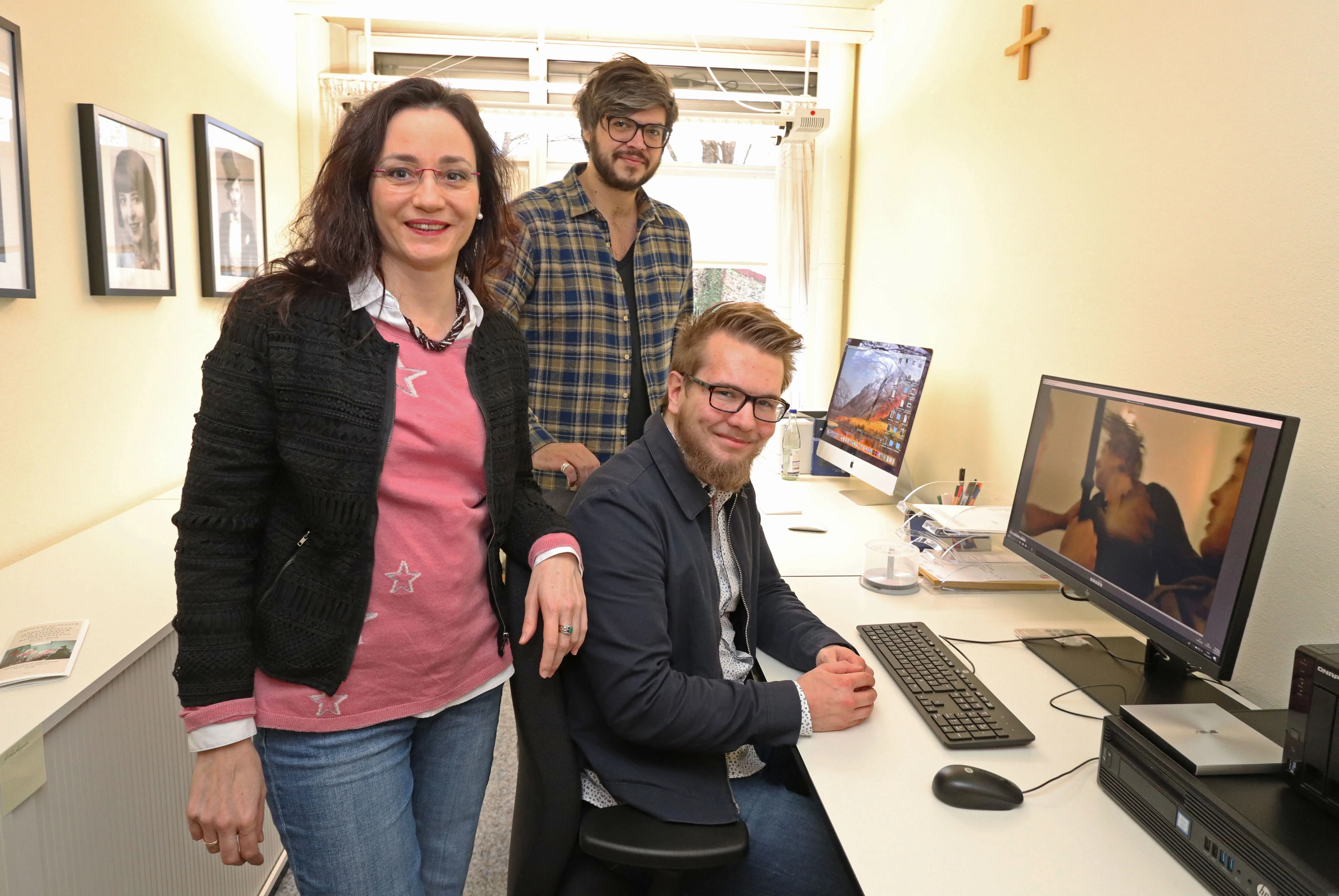 Porno jinsiy aloqa: ikki qiz bir yigitni kotaradi Yigitlar kameraga suratga tushishadi