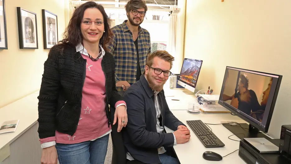 (v.l.) Prof. Dr. Isabelle Stauffer bietet gemeinsam mit ihrem Mitarbeiter Markus Schleich und der studentischen Hilfskraft Ulrich Sauter in der „Arbeitsstelle zur literaturbezogenen Medienanalyse“ vielfältige Möglichkeiten für Forschung und Lehre zu Inhalten aus Film und Fernsehen. (Foto: Schulte Strathaus)