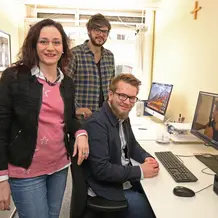 (v.l.) Prof. Dr. Isabelle Stauffer bietet gemeinsam mit ihrem Mitarbeiter Markus Schleich und der studentischen Hilfskraft Ulrich Sauter in der „Arbeitsstelle zur literaturbezogenen Medienanalyse“ vielfältige Möglichkeiten für Forschung und Lehre zu Inhalten aus Film und Fernsehen. (Foto: Schulte Strathaus)