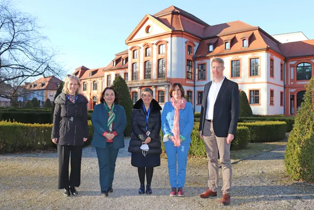 v.l.) Prof. Dr. Miriam Lay Brander, Direktorin des Zentralinstituts für Lateinamerikastudien an der KU, begrüßte anlässlich der Fachtagung die mexikanische Konsulin Cecilia Villanueva Bracho, die argentinische Konsulin Miriam Chaves sowie die spanische Botschaftsrätin Irune Arratibel gemeinsam mit Prof. Dr. Sebastian Kürschner, Dekan der Sprach- und Literaturwissenschaftlichen Fakultät.  
