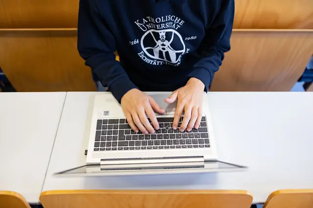 Studierende Person an Tastatur