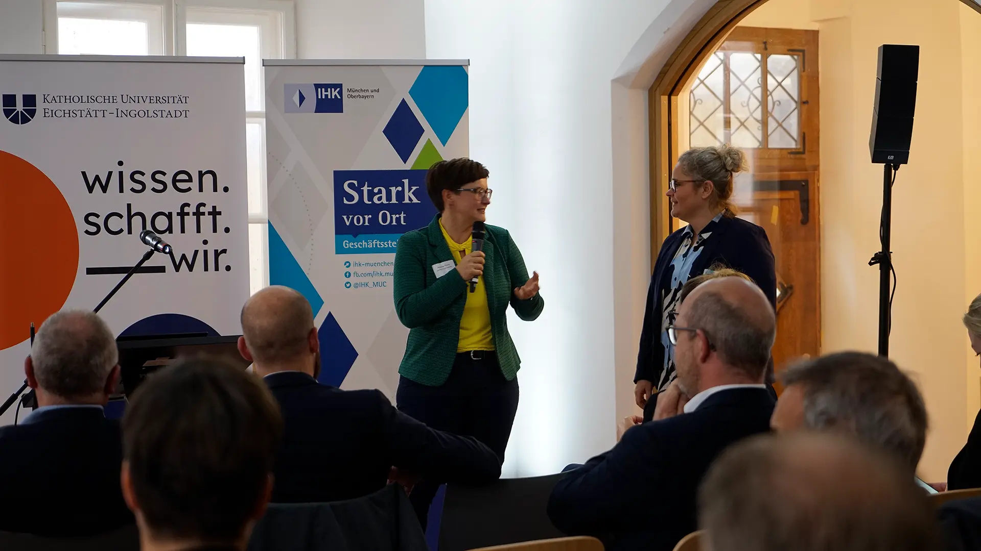 Susanne Stumpf und Dr. Ulrike Brok unterhalten sich beim beim Zukunftsforum wissen.schafft.wir 2023