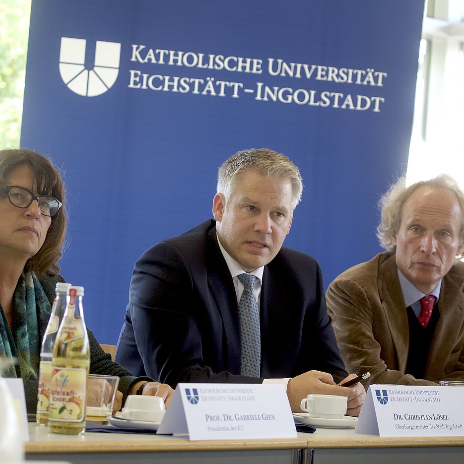KU-Präsidentin Prof. Dr. Gabriele Gien, Oberbürgermeister Dr. Christian Lösel und Ingolstadts Bildungsreferent Gabriel Engert.