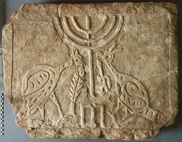 Menorahreliefplatte aus der Synagoge in Priene, 2009