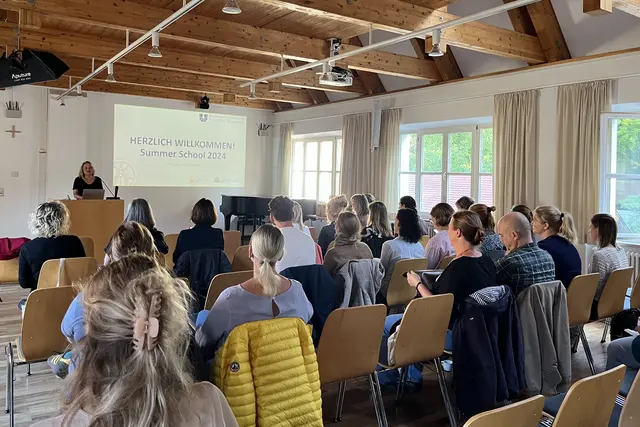 Das Projektteam bem&uuml;hte sich um die langfristige Vernetzung von Therapeuten, Supervisoren, Besch&auml;ftigten aus der Jugendhilfe und Forschenden - wie hier bei einer Summer School in Eichst&auml;tt.