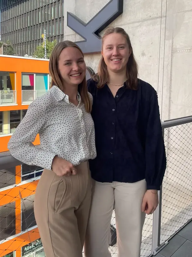 Linda Schnelting und Sonja Pohl vom TOPAS-Projektteam (von rechts).