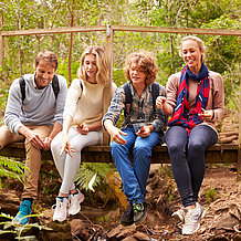 Familie auf Brücke im Wald