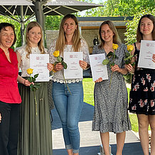 Glückliche Gewinnerinnen: Präsidentin Prof. Dr. Sabine Bschorer mit Eva Burger, Laura Krafcsik, Theresa Schopf und Carolin Wieser (v. l.).