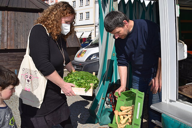 Auch auf dem Eichstätter Wochenmarkt sammeln die Aktiven von Foodsharing Lebensmittel, um sie selbst zu verbrauchen oder anderen zur Verfügung zu stellen. (Foto: Wermter/EK) 