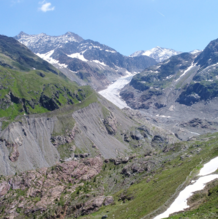Man sieht eine Gletscherlandschaft mit Gletscherzunge in den Alpen