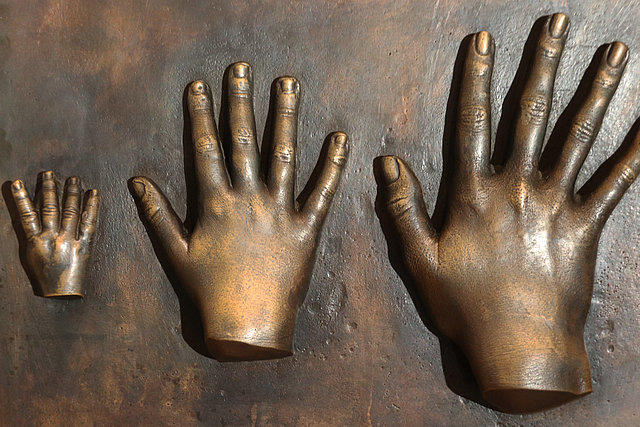 In Bronze gegossene Abdrücke von Händen - als Symbol für den Lauf der Zeit.