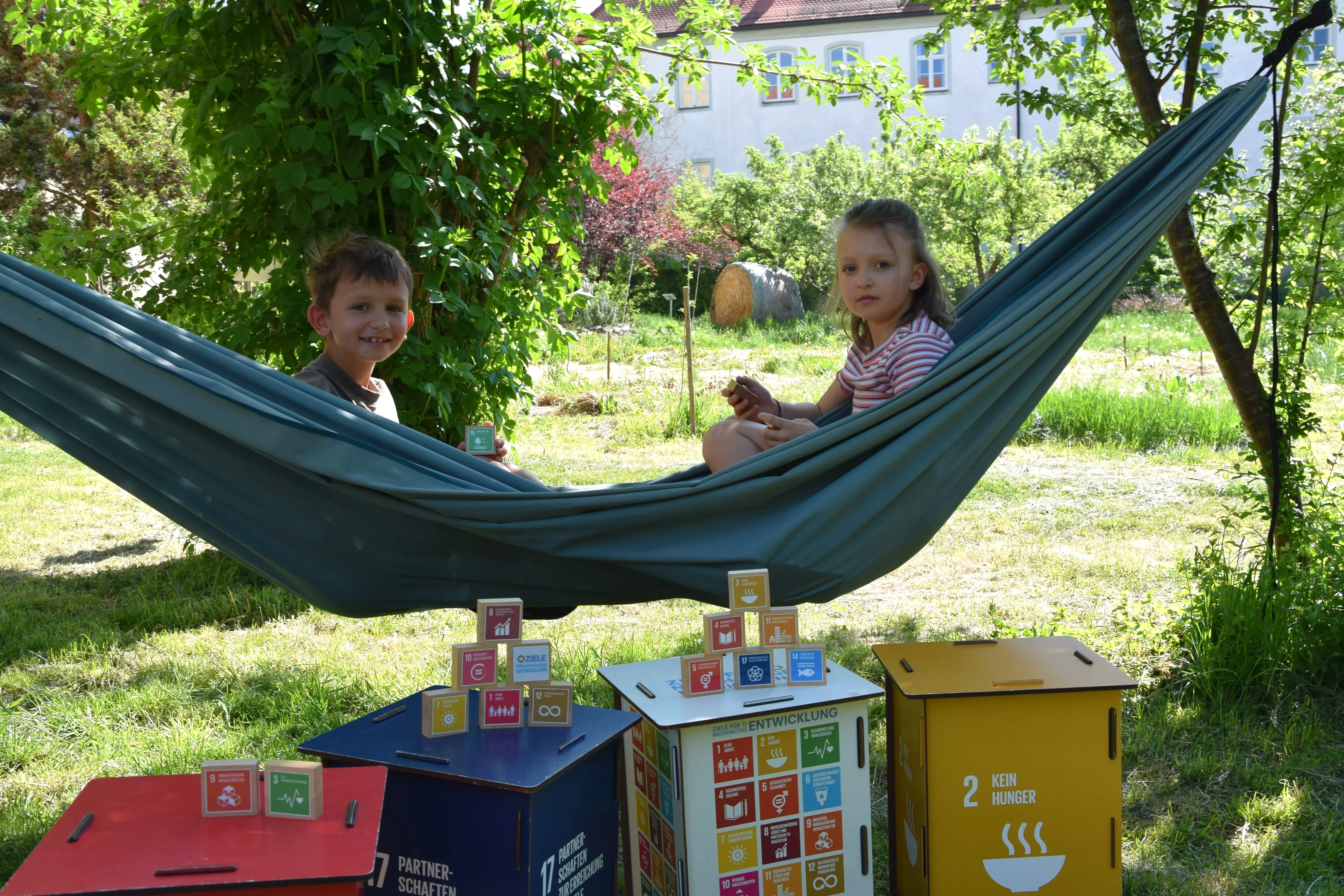 Kinder in der H&auml;ngematte