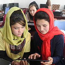 Das Programm „Jesuit Worldwide Learning“ bietet unter anderem im afghanischen Bamyan Fortbildungen zum Lernbegleiter an – ab dem Wintersemester mit Beteiligung der KU. In Bamyan studieren mittlerweile mehr Frauen als Männer. (Foto: Jesuit Worldwide Learning)