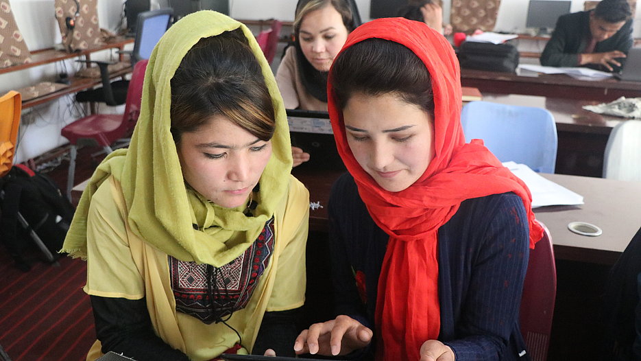Das Programm „Jesuit Worldwide Learning“ bietet unter anderem im afghanischen Bamyan Fortbildungen zum Lernbegleiter an – ab dem Wintersemester mit Beteiligung der KU. In Bamyan studieren mittlerweile mehr Frauen als Männer. (Foto: Jesuit Worldwide Learning)