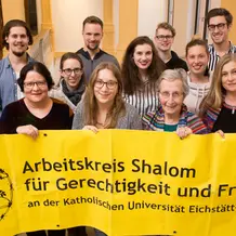 In sogenannten „Tanodas“ (offene Häuser) erhalten die Schüler nachmit-tags gezielte Lernförderung, durch die die hohe Schulabbrecherquote im Ort bereits deutlich reduziert werden konnte (Foto: Caritas Sankt Martin, Witten)