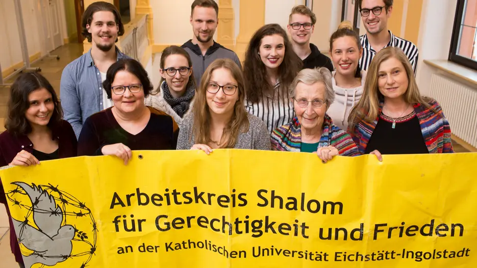 In sogenannten „Tanodas“ (offene Häuser) erhalten die Schüler nachmit-tags gezielte Lernförderung, durch die die hohe Schulabbrecherquote im Ort bereits deutlich reduziert werden konnte (Foto: Caritas Sankt Martin, Witten)