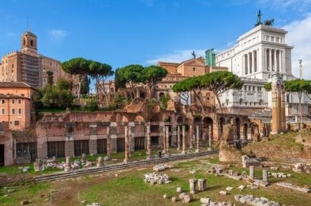 Ruinen des alten römischen Forum und Victor Emmanuel Denkmal in Rom