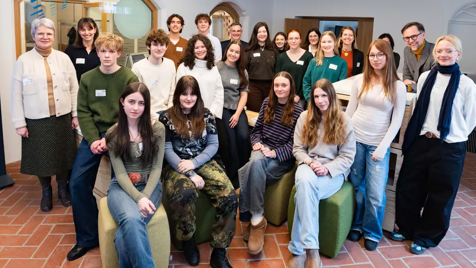 Vier Schulteams von vier Gymnasien sind gemeinsam in das Projekt Reg10n der Zukunft 2026 gestartet: Mit dem Auftaktworkshop im Januar er&ouml;ffneten die Sch&uuml;lerinnen und Sch&uuml;ler des Descartes-Gymnasiums Neuburg, des Reuchlin-Gymnasiums Ingolstadt, des Katharinen-Gymnasiums Ingolstadt sowie des Gabrieli-Gymnasiums Eichst&auml;tt zusammen mit Vertreterinnen und Vertretern der Dienststelle der Ministerialbeauftragten f&uuml;r die Gymnasien in Oberbayern-West, der Katholischen Universit&auml;t Eichst&auml;tt-Ingolstadt, der Stadt Ingolstadt und dem Katharinen-Gymnasium Ingolstadt das Format zur Begabtenf&ouml;rderung. 