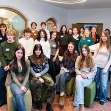 Vier Schulteams von vier Gymnasien sind gemeinsam in das Projekt Reg10n der Zukunft 2026 gestartet: Mit dem Auftaktworkshop im Januar er&ouml;ffneten die Sch&uuml;lerinnen und Sch&uuml;ler des Descartes-Gymnasiums Neuburg, des Reuchlin-Gymnasiums Ingolstadt, des Katharinen-Gymnasiums Ingolstadt sowie des Gabrieli-Gymnasiums Eichst&auml;tt zusammen mit Vertreterinnen und Vertretern der Dienststelle der Ministerialbeauftragten f&uuml;r die Gymnasien in Oberbayern-West, der Katholischen Universit&auml;t Eichst&auml;tt-Ingolstadt, der Stadt Ingolstadt und dem Katharinen-Gymnasium Ingolstadt das Format zur Begabtenf&ouml;rderung. 