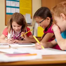 Grundschüler im Klassenzimmer
