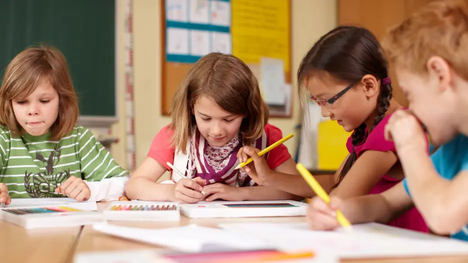 Grundschüler im Klassenzimmer