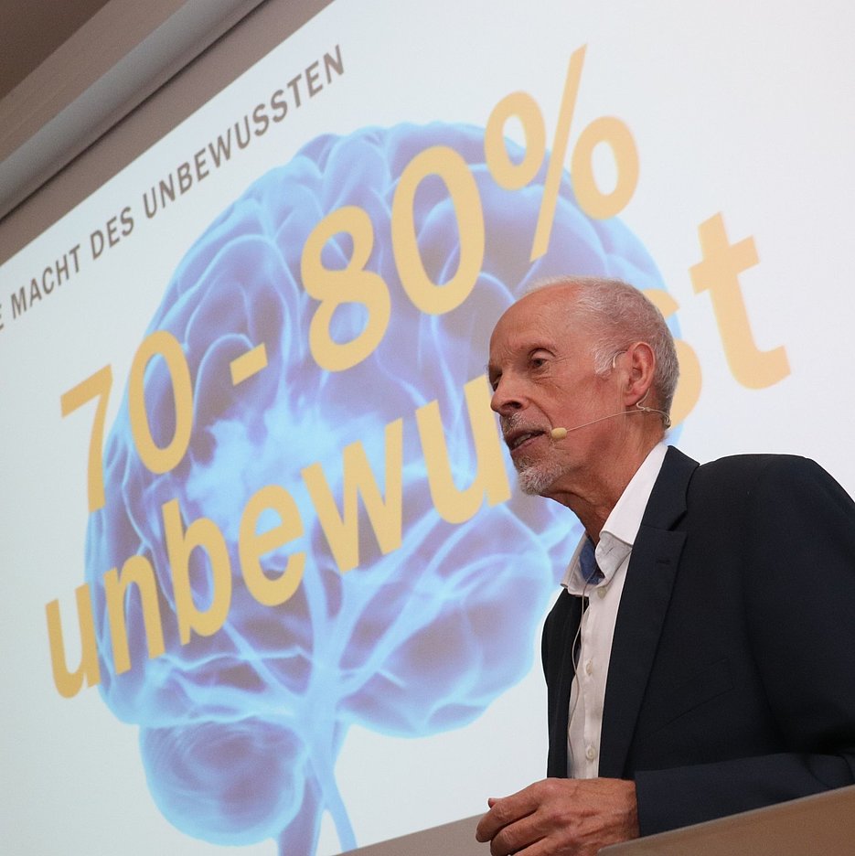 Der Hirnforscher und Psychologe Festredner Dr. Hans-Georg Häusel sprach in deiner Festrede über den Einfluss von Emotionen auf Alltag und Geschäftswelt.