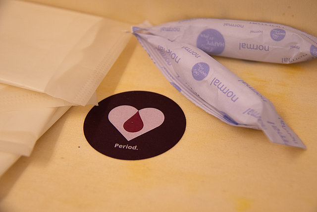 Auf den am häufigsten genutzen Toiletten finden sich am Campus Ingolstadt nun kostenlose Menstruationsartikel.