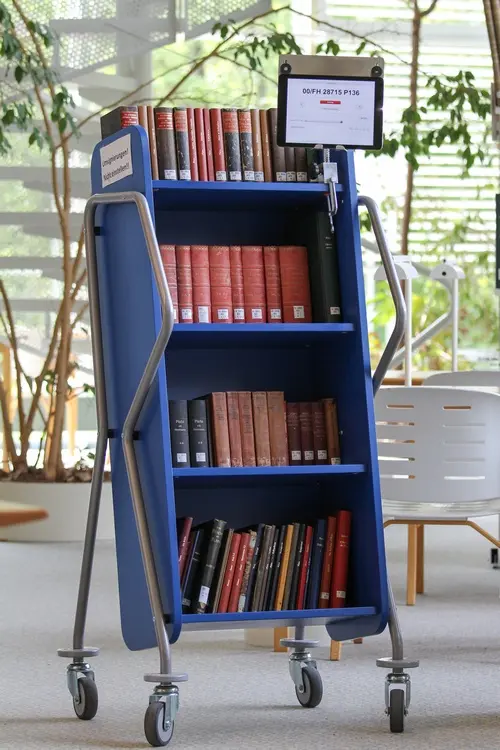 Universitätsbibliothek Eichstätt-Ingolstadt: Bücherwagen mit Revisionstablet