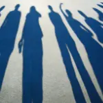 Icon Perspektiven Schatten blau auf Asphalt