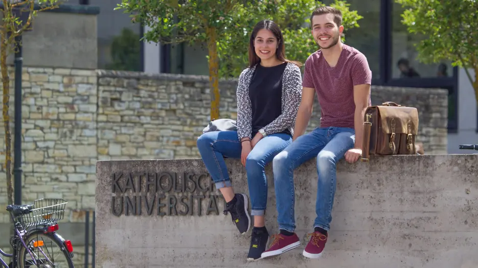Studierende vor der KU