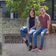 Studierende vor der KU