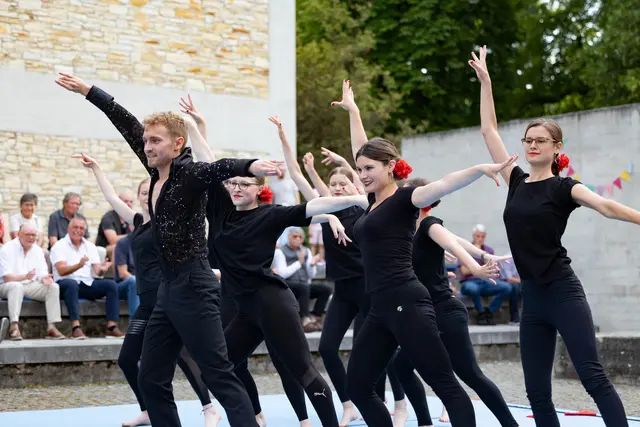 Bei der Feier unter freiem Himmel im Theaton des Eichstätter Campus präsentierten Studierende und Übungsleiterinnen und –leiter akrobatische und tänzerische Showeinlagen. 