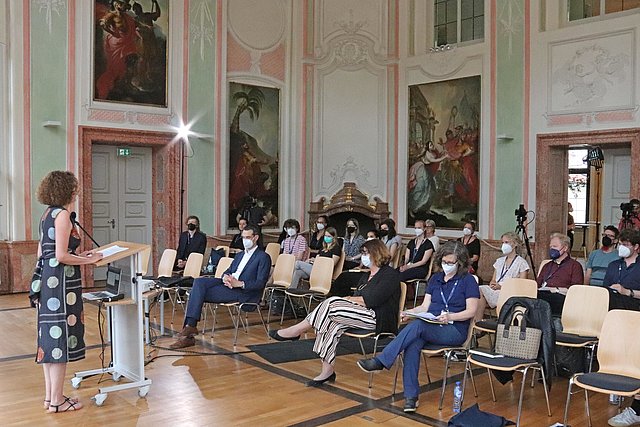 The hybrid kick-off conference was transmitted online from the Holzersaal in the Sommerresidenz building. 
