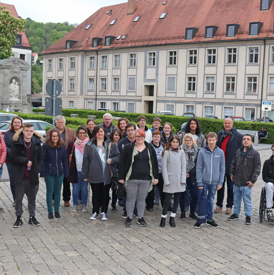 Lehrlinge des Berufsbildungswerks Rummelsberg konnten bei einer Studie von Psychologen mehr über ihre Stärken und Fähigkeiten erfahren. Zum Abschluss des Projektes lernten sie nach einer Präsentation der Ergebnisse Eichstätt und die Universität kennen. (Foto: Schulte Strathaus/upd)