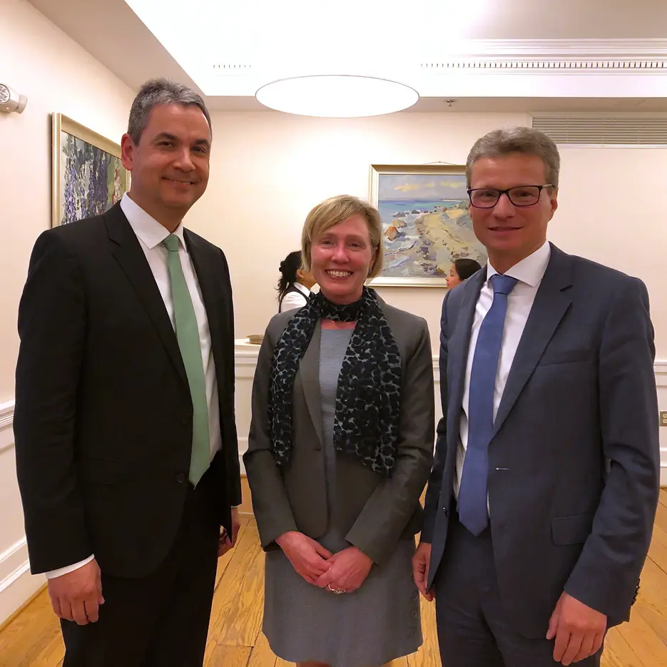 (v.l.) Vizepräsident Stüwe mit Kristen Aguto (Vice President des „International Student Exchange Program“ ISEP) und Wissenschaftsminister Sib-ler. (Foto: Stüwe)