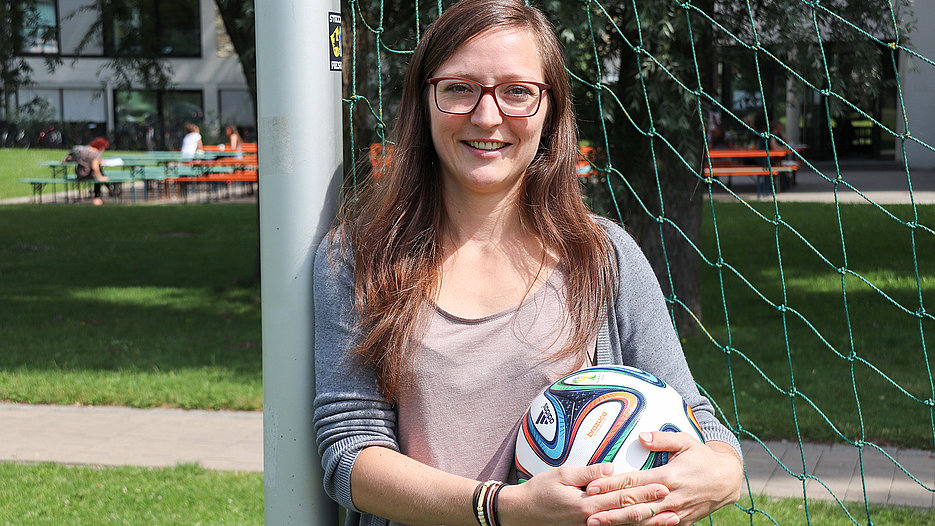 Franziska Hodek, wissenschaftliche Mitarbeiterin in der Servicestelle Methoden, erforscht im Zuge ihrer Doktorarbeit Quantifizierungsstrategien im Fußball.