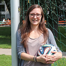 Franziska Hodek, wissenschaftliche Mitarbeiterin in der Servicestelle Methoden, erforscht im Zuge ihrer Doktorarbeit Quantifizierungsstrategien im Fußball.
