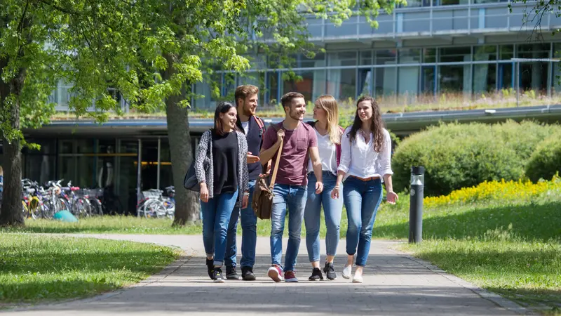 Studierende vor der Zentralbibliothek
