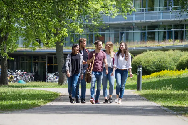 Studierende vor der Zentralbibliothek