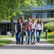 Studierende vor der Zentralbibliothek