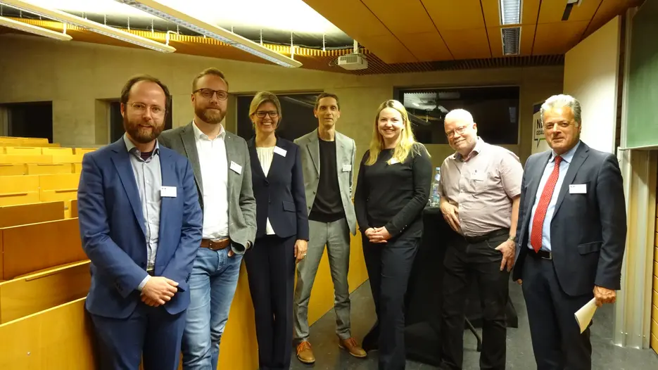 (v.l.) Daniel Zacher (wissenschaftlicher Mitarbeiter des Zentrums für Entrepreneurship), Dr. Michael Tretter (MediaMarktSaturn Retail Group), Elke Christian (Leiterin der Geschäftsstelle der IHK am Standort Ingolstadt), Dieter Behrendt (ISP Eduard Pestel Institut für Systemforschung), Iris Eberl (Leiterin der IRMA-Geschäftsstelle), Dr. Steffen Maretzke (Bundesinstitut für Bau-, Stadt- und Raumforschung) und Prof. Dr. Harald Pechlaner (Leiter des Zentrums für Entrepreneurship) referierten über Perspektiven für die Krisenfestigkeit von Regionen. (Foto: Gavriljuk/upd)