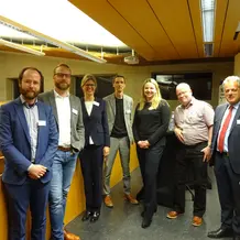 (v.l.) Daniel Zacher (wissenschaftlicher Mitarbeiter des Zentrums für Entrepreneurship), Dr. Michael Tretter (MediaMarktSaturn Retail Group), Elke Christian (Leiterin der Geschäftsstelle der IHK am Standort Ingolstadt), Dieter Behrendt (ISP Eduard Pestel Institut für Systemforschung), Iris Eberl (Leiterin der IRMA-Geschäftsstelle), Dr. Steffen Maretzke (Bundesinstitut für Bau-, Stadt- und Raumforschung) und Prof. Dr. Harald Pechlaner (Leiter des Zentrums für Entrepreneurship) referierten über Perspektiven für die Krisenfestigkeit von Regionen. (Foto: Gavriljuk/upd)