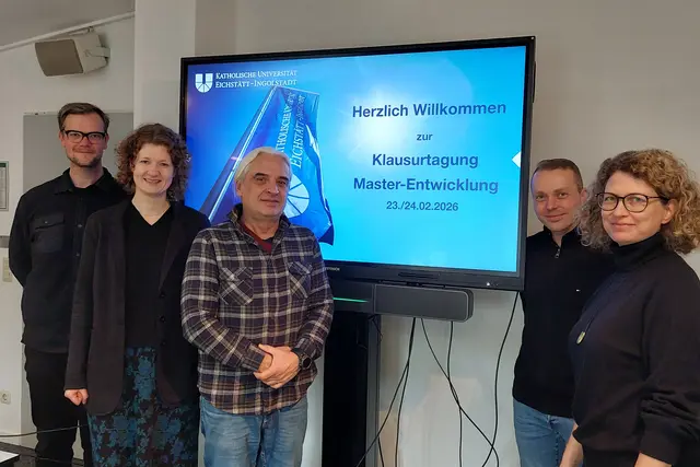 Teilnehmende der Klausurtagung zur Master-Studiengangsentwicklung der Fachgruppe P&auml;dagogik an der KU Eichst&auml;tt-Ingolstadt. Von links nach rechts im Bild: Prof. Dr. Martin Grosse, Prof. Dr. Julia Dietrich, Prof. Dr. Krassimir Stojanov, Prof. Dr. Eric Richter und Prof. Dr. Anita Pachner.