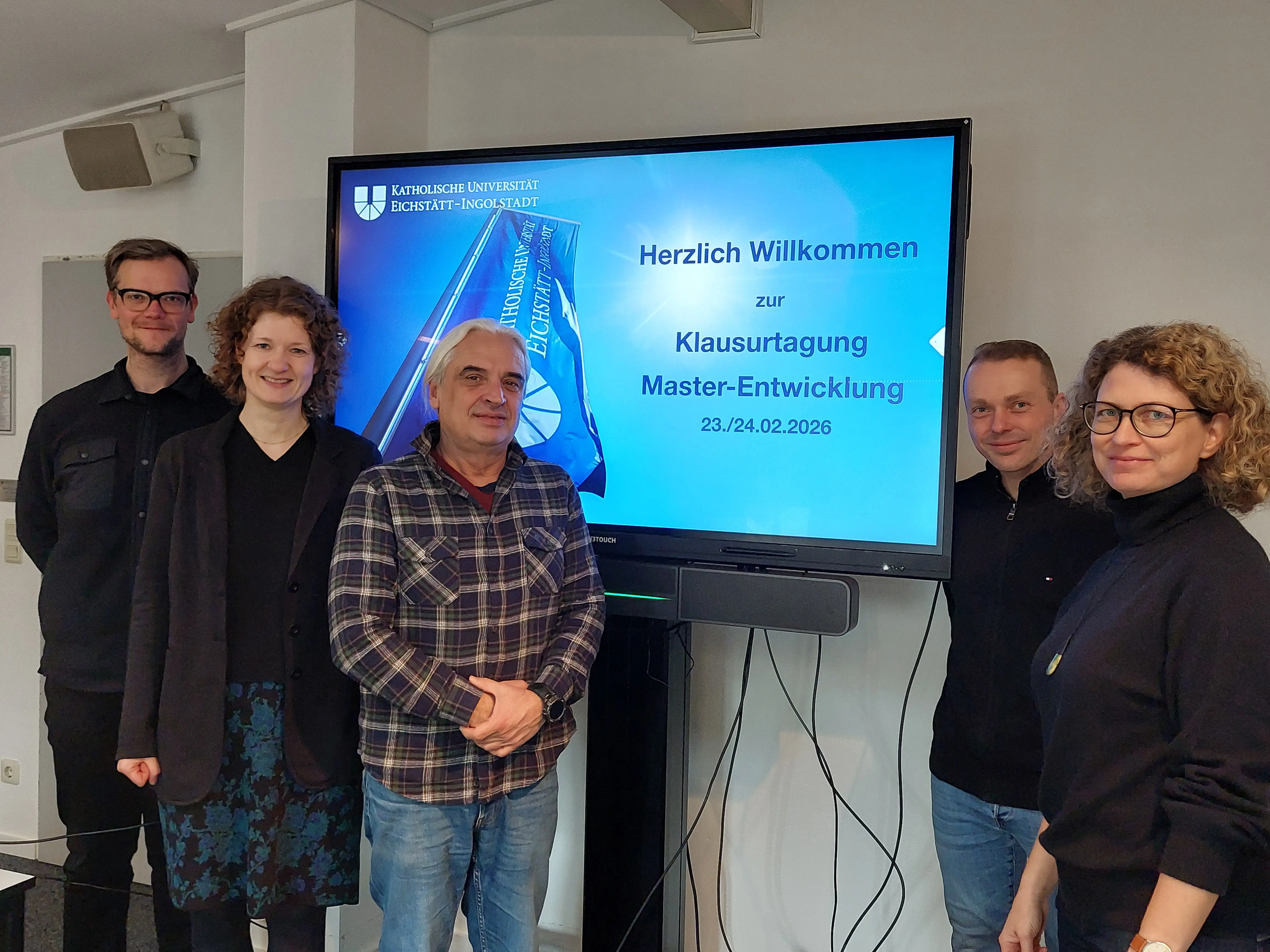 Teilnehmende der Klausurtagung zur Master-Studiengangsentwicklung der Fachgruppe P&auml;dagogik an der KU Eichst&auml;tt-Ingolstadt. Von links nach rechts im Bild: Prof. Dr. Martin Grosse, Prof. Dr. Julia Dietrich, Prof. Dr. Krassimir Stojanov, Prof. Dr. Eric Richter und Prof. Dr. Anita Pachner.
