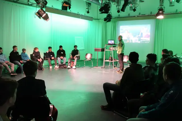 Eine Tour durch das TV-Studio stand auf dem Programm.