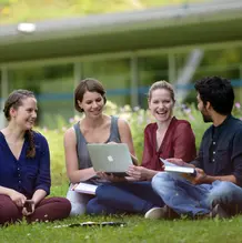Studierende_vor_ZB_01.jpg